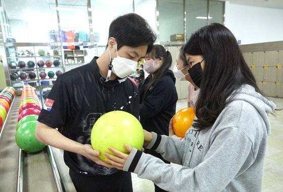 볼링공에 관해 설명 중인 김용현 프로. 볼링공 위에 써진 숫자는 무게 단위인 파운드를 의미한다.