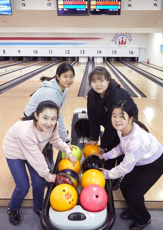 박민아·최민하·김시현·오지효(왼쪽 아래부터 시계방향으로) 학생기자가 자신의 손 크기에 맞는 볼링공을 고른 뒤 볼링공 리턴기 위에 올려뒀다.