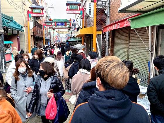 사람들로 붐비는 오사카 코리아타운. [사단법인 오사카코리아타운]