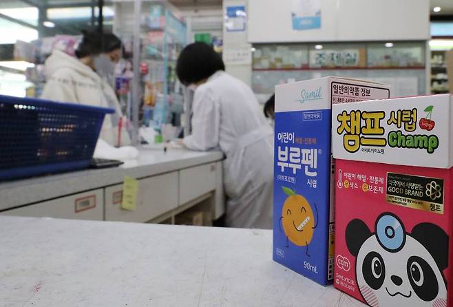 [서울=뉴시스] 백동현 기자 =어린이용 해열제·감기약의 품귀 현상이 일고 있는 3일 오후 서울 시내 한 약국에 어린이 감기약이 놓여 있다. 전날 제약업계와 약국가에 따르면 성인용 감기약에 이어 챔프, 콜대원키즈, 어린이 부루펜시럽 등 어린이용 감기약 제품들도 약국에서 상당수 품절됐다.