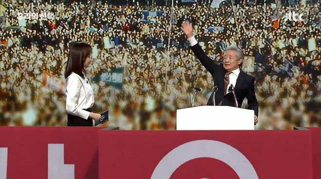 앵커와 인터뷰하고 있는 김영삼 전 대통령의 버추얼 휴먼. [JTBC 영상 캡처]