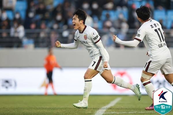 코로나19로 벤투호 합류가 불발된 나상호(가운데)와 대체 발탁된 조영욱(오른쪽) / 사진=한국프로축구연맹 제공