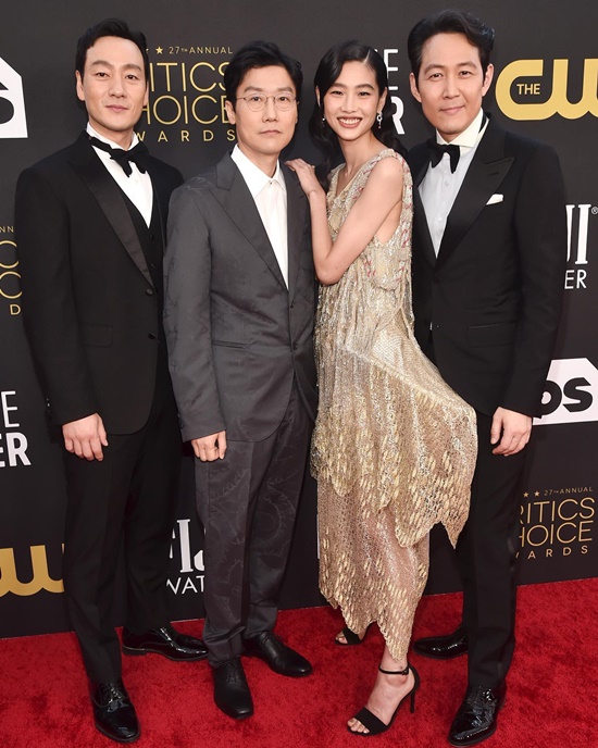 Director Hwang Dong-hyuk of the Netflix original series Squid Game mentioned Squid Game Season 2.On the 19th (local time), United States of America Media Deadline told the PGA Awards red carpet about director Hwang Dong-hyuks comment on season 2 of Squid Game.I am still collecting ideas for Season 2, said Hwang Dong-hyuk. It is all I can say now that a better game will be played.Asked about the format of Season 2, he said, Most of them are dead, so you have to try something again to turn them into Season 2.Hwang Dong-hyuk also talked about the character of Kang Dae-byeok played by Jung Ho-yeon in the play and joked, What is the setting of Kang Dae-byeok having twins?Jung Ho-yeon, who was listening to this, said, I can change my hair color. I will do a little plastic surgery.I did not expect this success of Squid Game at all, but I tried hard to make a successful work, but I did not know this was the case, Hwang said modestly.Squid Game continues to write awards records, with Oh Young-soo winning the Best Supporting Actor Award in the Drama category at the 79th Golden Globe Awards, and Chung Ho-yeon and Lee Jung-jae winning the Best Actor Award and the Stunt Ensemble Award at the 28th United States of America Actors Guild Awards (SAG) Awards respectively.Until recently, Lee Jung-jae won the Best Actor in a TV Series at the 37th Independent Spirit Awards, and the 27th Critics Choice Awards won the Best Male Actor in the Best Foreign Language Series and Drama category.Photo = Squid Game Instagram