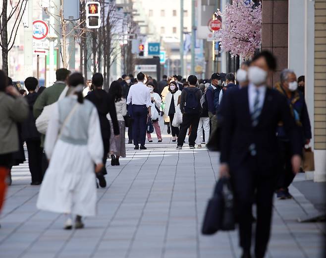 일본 여론은…도쿄 도심 모습 (도쿄=연합뉴스) 이세원 특파원 = 15일 오후 일본 도쿄 도심에서 행인들이 이동하고 있다. 최근 각종 여론조사에서는 러시아의 우크라이나 침공 사태를 계기로 일본 유권자의 안보 우려가 커진 것으로 파악됐다. 2022.3.21