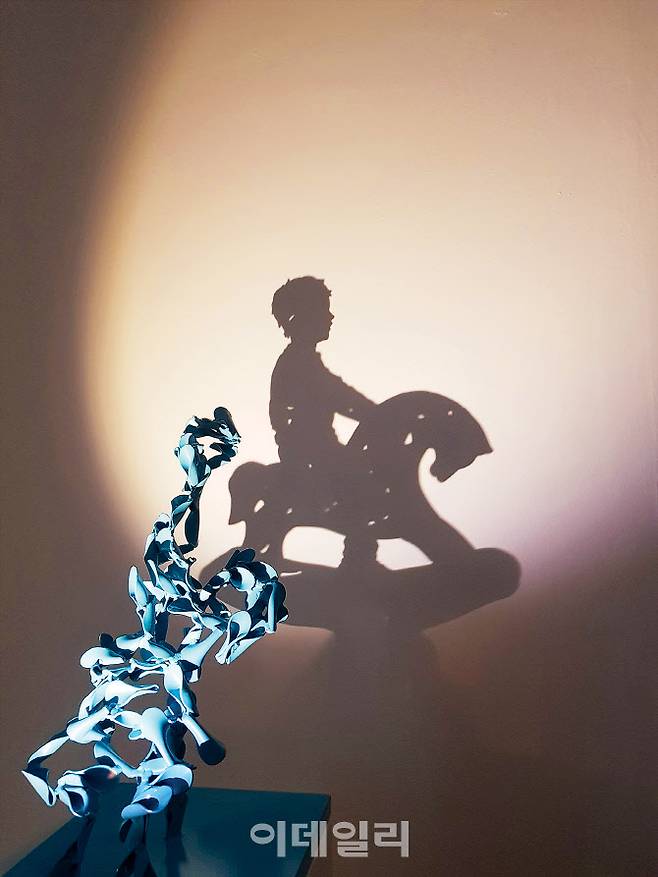엄익훈의 ‘목마 타는 아이’(2020). ‘그림자에 빛’을 들이는 작가는 조각으로 ‘그림자 회화’를 그린다. 조각이 빛을 만나니 실체와 전혀 다른 형체의 그림자가 생겼다(사진=아트스페이스선).
