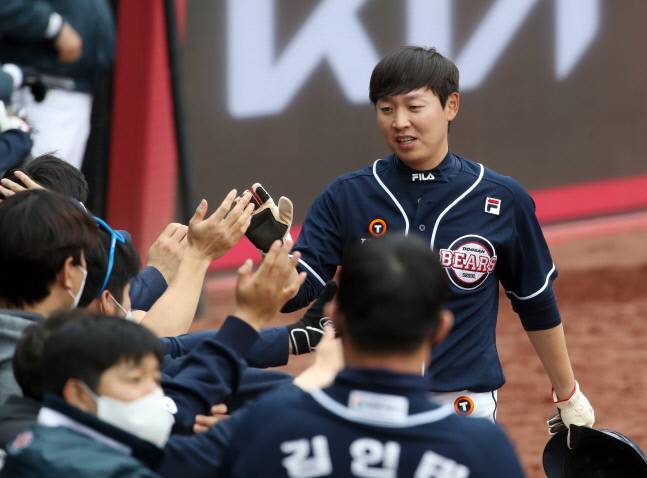 두산 정수빈(오른쪽)이 21일 광주-KIA 챔피언스필드에서 열린 KIA와 시범경기에서 득점한 뒤 동료들의 축하를 받고 있다. 연합뉴스