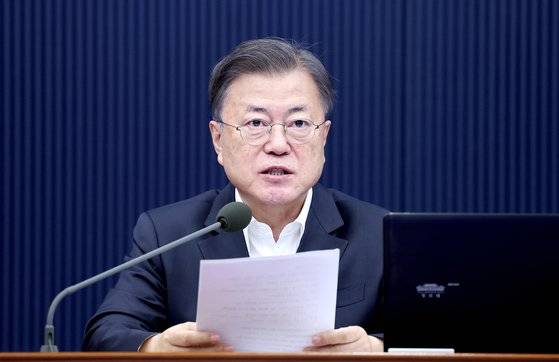 문재인 대통령이 22일 오전 청와대 여민관에서 열린 영상국무회의에서 발언하고 있다. [연합뉴스]