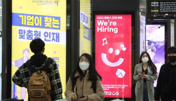 구인광고 도배된 판교 `한국의 실리콘밸리`로 불리며 IT기업이 모여 있는 경기도 판교 지하철역 내에 개발자를 뽑는다는 구인 광고들이 환하게 불을 밝히고 있다. 업체 간 개발 경력자 빼오기 등 인재 확보 경쟁이 가열되면서 기본급과 성과급이 줄줄이 인상되고 있다.  [이충우 기자]