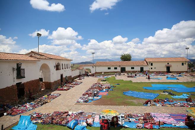 성당 앞에 펼쳐지는 친체로의 전통시장.
