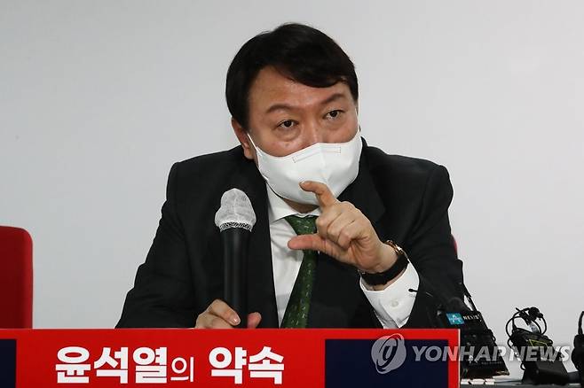 대선 후보 시절 부동산 공약 설명하는 윤석열 대통령 당선인 [연합뉴스 자료사진]
