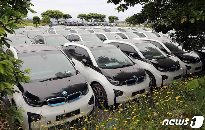 지난해 5월26일 오전 제주 서귀포에 있는 폐관한 공연장의 주차장에 BMW i3 100여 대가 세워져 있다. 이 차량들은 제주시 애월읍 목초지에 세워져있다가 옮겨졌다.2021.5.26/뉴스1