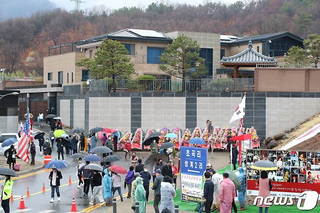 13일 오후 비가 내리는 날씨에도 대구 달성군 유가읍 쌍계리 박근혜 전 대통령 사저 주변이 휴일 구경 인파로 붐비고 있다. 2022.3.13/뉴스1 © News1 공정식 기자