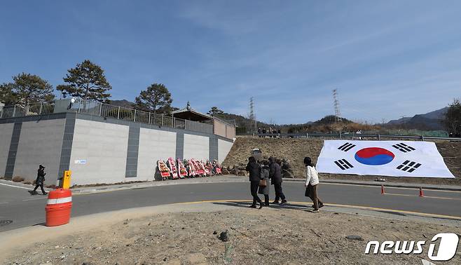 22일 오후 박근혜 전 대통령이 퇴원 후 거주할 것으로 알려진 대구 달성군 유가읍 사저 입구에 대형 태극기가 설치돼 있다. 약 10m x 6m70㎝ 크기의 대형 태극기는 이날 오전 한 보수단체 관계자 10여 명이 사저 입구 비탈면에 설치한 것으로 알려졌다. 2022.2.22/뉴스1 © News1 공정식 기자