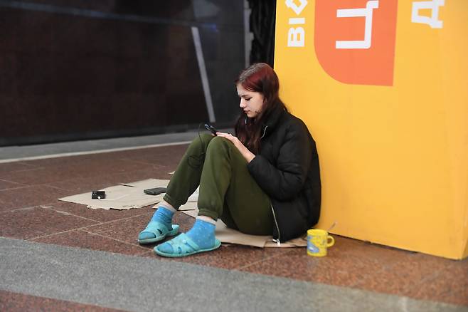 21일(현지 시각) 우크라이나 하르키우의 한 지하철역으로 대피한 한 주민이 휴식을 갖고 있다. 우크라이나 경찰은 러시아군의 포격 대상이 될 수 있다는 이유로 현지 취재진에 역 이름을 공개하지 말아줄 것을 요청했다./EPA 연합뉴스