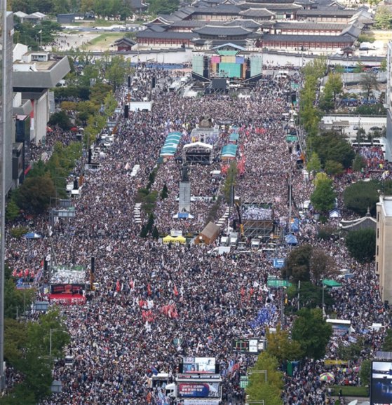 2019년 10월 서울 광화문광장에서 열린 조국 법무부 장관의 사퇴 요구 집회에 수많은 시민이 몰렸다.