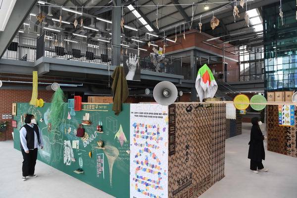 부산 영도구 봉래동 블루포트2021에서 사라져가는 영도의 소문을 예술로 기록하는 전시 ‘뜬-소문’전이 열리고 있다.  서정빈 기자