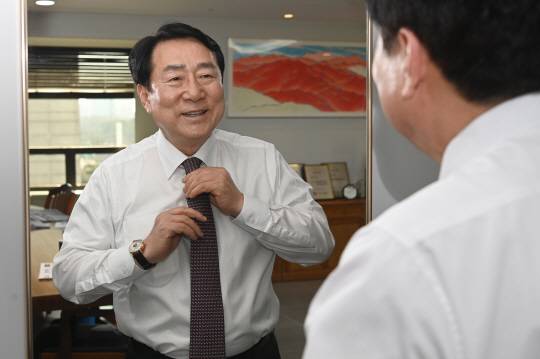 김기문 중소기업중앙회장이 서울 영등포구 중기중앙회 집무실에서 가진 문화일보와의 인터뷰 도중 넥타이를 고쳐 매고 있다. 김 회장은 “새 정부에 바라는 중소기업계 의견을 수렴하기 위해 하루 24시간이 모자랄 정도로 분주하다”며 “새 정부는 중소기업을 경제정책 중심에 두고 위기극복과 성장을 촉진하길 바란다”고 말했다.   신창섭 기자