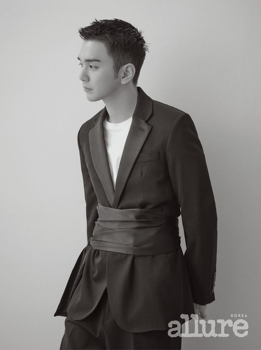 A pictorial featuring the colorful charm of Actor Yoo Seung-ho has been released.Yoo Seung-ho, who was released on the morning of the 23rd, wore an all-black suit and a white T-shirt, and posed naturally and emanated a chic yet sophisticated charm.In addition, Yoo Seung-ho expressed the warm daily life that he spends with them by using props reminiscent of cats such as basalt balls and bread, instead of shooting with cats who are sensitive to environmental changes.Yoo Seung-ho, who is always sincere to the cat, made the viewers smile.Yoo Seung-ho said in an interview, If you are going to dump a cat in the middle, I do not want you to raise it from the beginning.If you want to raise it, it would be nice to go to volunteer activities. There must be things you feel there. Asked about his plan this year, he said, These days, I was filled with thoughts that, What can I learn more?I will work hard and try a lot of new and diverse things. Yoo Seung-hos interview with the picture is planned to announce the adoption of the organic tomb.In fact, Yoo Seung-ho, who is adopting and raising organic tombs, deeply sympathized with the purpose of this picture and said that he wanted to add strength to his small but powerful mind.Yoo Seung-hos interview with the picture can be found in the April issue of fashion lifestyle magazine Allure Korea.Yoo Seung-hos picture is featured on eco-friendly paper containing 20% of the recycled pulp in the special issue of Allure Korea every April.allure korea
