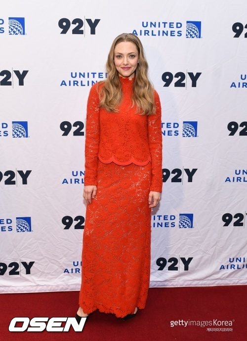 Actor Amanda Saifred drew attention with her unique dress.Saifred attended the screening and intermission of Dropout at Y, 92nd Street in New York, U.S., on Tuesday.In addition to Cyprid, Rebecca Jarvis, William H. Macy, Sam Waterston and Liz Merriweather were among the others.Cypridd stepped on the RED carpet in a vivid red dress, the dress of the lace RED flower print down to the ankle, and the oriental Feelings are also strong.He is 38 years old in Korea and is a mother of two children, but he still has a good beauty while still alive.In the play, Cyprid plays Theranos founder Elizabeth Holmes, the youngest self-made billionaire with perverse ambition and then a downfalling real person.He developed a medical kit that can diagnose more than 250 kinds of diseases with a very small amount of blood at 19 years old Stanford University, and he has won the Theranos company.However, it turns out that he only diagnosed about 10 diseases and that he defrauded investors based on false claims about blood test technology, and he became a fraud in womens jobs.Holmes was eventually charged with Terranos COO Ramesh Balwani and convicted at a trial that ended in January 2022.He has been sentenced to more than 20 years with millions of dollars in compensation and fines and is now in federal prison.Meanwhile, Cypridd has been a model since she was 11.Since his debut as an actor in the drama As the World Turns in 2000, he has been very popular with his films such as Mamma Mia, Chloe, Deer Zone, RED Riding Hood, In Time, Love Brace and The Big Wedding.He made an impression on movie fans around the world through his work How to Survive as a Queen Car. And once again became a co-chair of Les Miserables released in 2012, he solidified his position as a Hollywood star.In September 2016, she announced her engagement to actor Thomas Sadowski, and two months later, she announced her first childs pregnancy; in March of the following year she had her first daughter, and in 2020 she had the joy of a good boy.