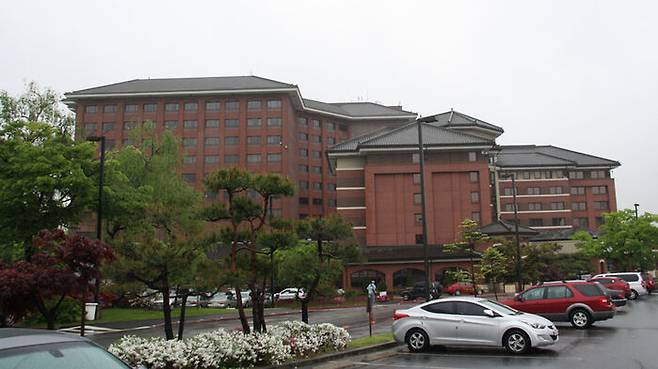 용산 기지 사우스 포스트의 드래곤 힐 랏지 호텔. 주변에 고위 장교 숙소들도 있다.