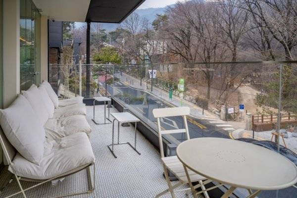 북한산 바라보는 카페 몽브루의 3층 테라스석