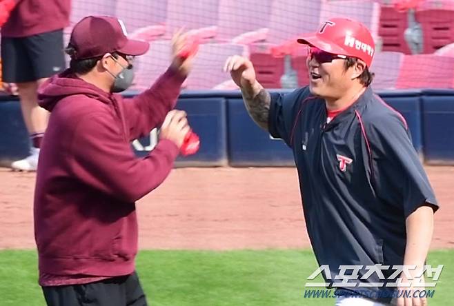 KIA 최형우가 24일 시범경기를 앞두고 키움 이지영에게 반가움을 표현하고  있다.