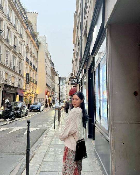 Group MAMAMOO Hwasa showed off its charm with a pure style.Hwasa posted several photos on her Instagram account on Monday, taking them abroad.In the open photo, Hwasa looked back on the road wearing a long skirt that came down to the ankle in an ivory knit.It has a different charm from the sexy style with a pure style and a half-packed head.On the other hand, MAMAMOO, which Hwasa belongs to, released Japans best album I SAY MAMAMOO THE BEST - Japan Edition - on the 23rd.