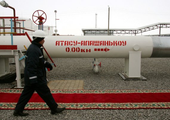 카자흐스탄 아타주 기차역의 송유관 옆을 2005년 12월 15일(현지시간) 한 송유관 운영사 직원이 지나가고 있다. 러시아가 카자흐스탄 석유를 운반하는 송유관 손상을 이유로 23일 송유관 가동을 전면 중단하면서 국제유가가 5% 넘게 급등했다. 로이터뉴스1
