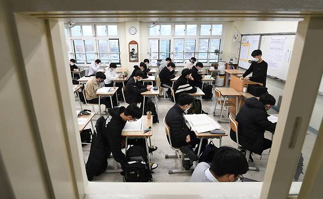 24일 서울 용산고등학교 3학년 교실에서 2022 전국연합 학력평가가 시작되기에 앞서 학생들이 마무리 점검을 하고 있다. 사진공동취재단