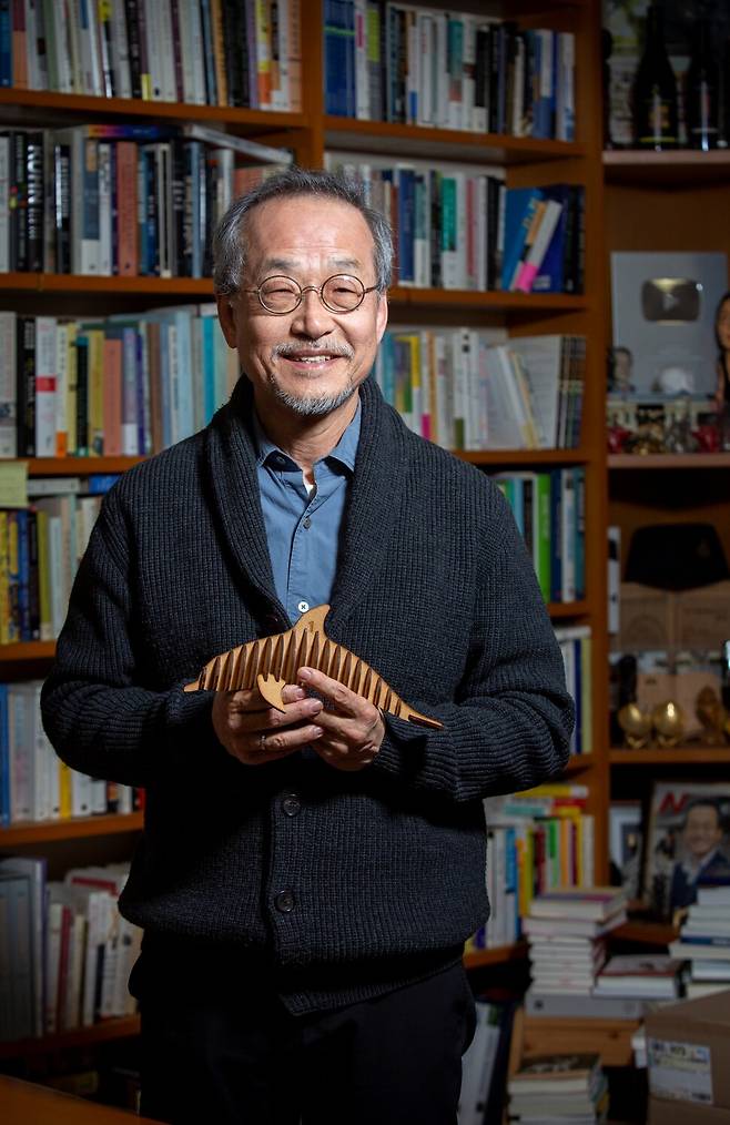최재천 교수가 들고 있는 것은 돌고래 ‘제돌이’의 모형이다. 최 교수는 ‘제돌이야생방류시민위원회’ 위원장을 맡아 불법으로 포획돼 돌고래쇼에 이용되던 제돌이를 제주 바다에 방류한 바 있다. 김진수 선임기자