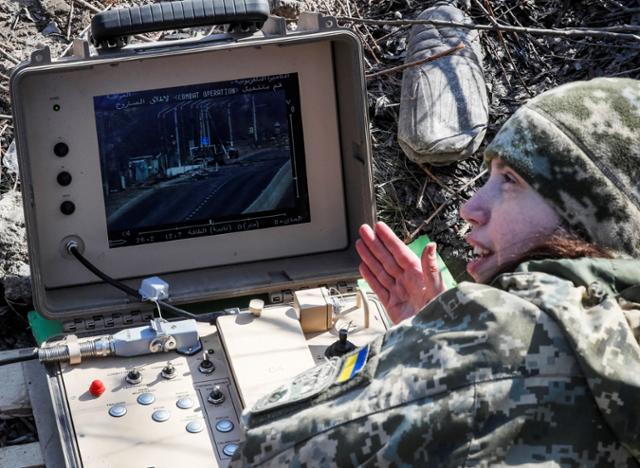 방위군으로 참전한 테티아나 코로노볼 우크라이나 전 국회의원이 20일 키이우 인근에서 대전차 미사일 장비를 시험해보고 있다. 키이우=로이터 연합뉴스