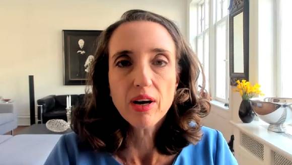 로슬린 레이튼 박사가 한국 언론 인터뷰에 응하고 있다.