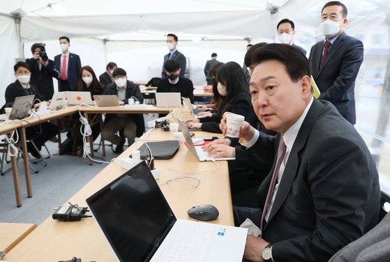 윤석열 당선인의 외교 테마인 '당당한 외교'는 대북 정책에도 고스란히 적용될 전망이다. 특히 북한의 비핵화 이전엔 대북제재 완화 등의 인센티브를 제공하지 않는 새로운 대북 접근법을 모색할 것으로 보인다. 사진은 윤 당선인이 23일 서울 종로구 통의동 집무실 앞에 설치된 프레스다방을 찾아 취재진과 즉석 차담회를 하는 모습. [국회사진기자단]