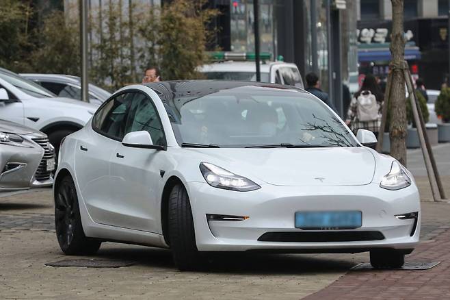 [서울=뉴시스] 권창회 기자 = 러시아의 우크라이나 침공으로 니켈 등 배터리 원자재 가격이 급등하면서 전기차 가격도 오르고 있다. 테슬라코리아 공식 웹사이트에 따르면 모델3 롱레인지와 모델Y 퍼포먼스 가격은 연초 대비 100만원, 모델Y 롱레인지는 200만원 인상했다. 사진은 14일 오후 서울 시내 도로에서 테슬라 차량이 주행중인 모습. 2022.03.14.