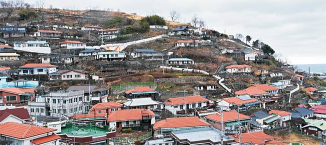 삼척항을 끼고 있는 나릿골 감성마을. 과하지 않을 만큼만 손을 대서 고즈넉하고 평화로운 분위기가 느껴진다.