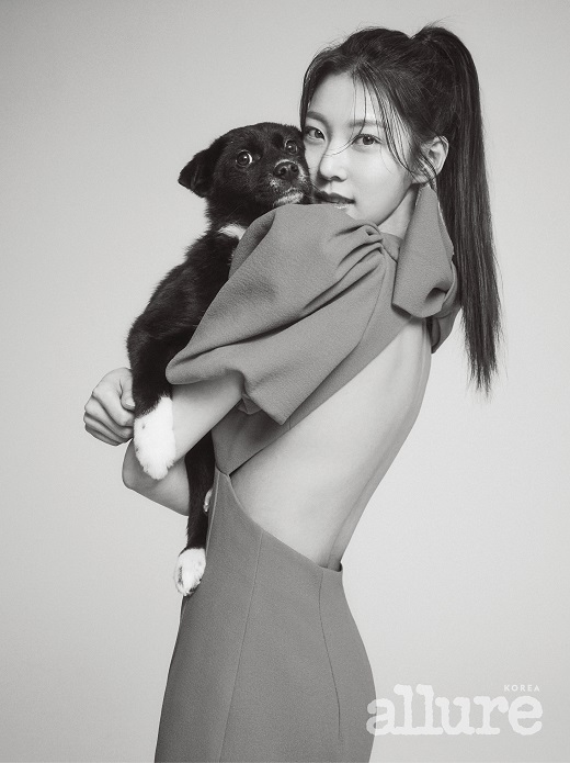 A picture of Actor Gong Seung-yeon and his companion dogs was released.Actor Gong Seung-yeon, who One the Rookie of the Year award at the 42nd Blue Dragon Film Awards last year and has been attracting attention as a steady growth, has released a picture of his dog Tan, peanuts and a temporary protected organic dog Yuki through fashion lifestyle magazine Allure Korea.In the photo, there was a picture of Gong Seung-yeon, who is holding a happy smile with his family dogs.First, I saw a black and white picture holding Yuki, but even though the time was not long, the two sympathetic feelings gave me a pleasant energy.In the cut with Tan and peanut, the lovely visuals unique to Gong Seung Yeon and the happy expressions of the dogs harmonized and created a high-quality picture.Above all, Gong Seung-yeon played with his dog during the filming process, and in the filming, he showed a professional aspect leading to a pleasant scene atmosphere with a clear smile.Moreover, as I continued shooting in an unfamiliar space, I was careful for my dog and continued to communicate with the audience.In an interview with the pictorial, I was able to feel the serious attitude of Gong Seung-yeon about the dog. I was interested in organic dogs while raising a dog.There was an entertainer volunteer group, and I went to an accidental opportunity and said, I want to continue to work hard at the shelter, I want to help the shelter chiefs who care for dogs.I think I should make a lot of money because I want to be helpful, he said.I still donate a little bit of income every month for dogs, and I think that if I want to protect these children, I will have to earn a little more money, and if something happens, I will have enough economic power to support them. In addition, regarding Yuki, who is temporarily protected, I think that I am just one of those hearts to meet a family that can receive a lot of love.I hope that many people will look at Yuki because of the picture today, and I hope that Yuki will have a good family. On the other hand, this picture uses eco-friendly paper containing 20% of recycled pulp in the special issue of Green, which is presented by Allure Korea every April.The interview with the pictures of Gong Seung Yeon can be found in the April issue of Allure Korea.