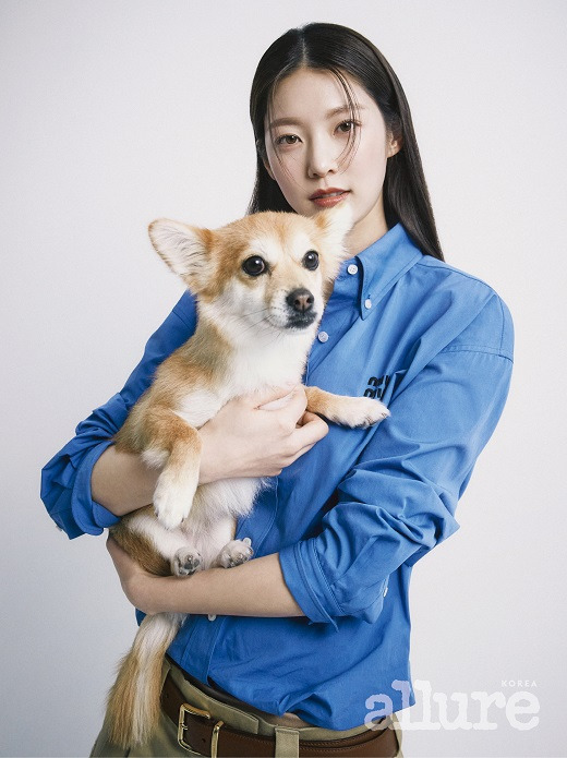 A picture of Actor Gong Seung-yeon and his companion dogs was released.Actor Gong Seung-yeon, who One the Rookie of the Year award at the 42nd Blue Dragon Film Awards last year and has been attracting attention as a steady growth, has released a picture of his dog Tan, peanuts and a temporary protected organic dog Yuki through fashion lifestyle magazine Allure Korea.In the photo, there was a picture of Gong Seung-yeon, who is holding a happy smile with his family dogs.First, I saw a black and white picture holding Yuki, but even though the time was not long, the two sympathetic feelings gave me a pleasant energy.In the cut with Tan and peanut, the lovely visuals unique to Gong Seung Yeon and the happy expressions of the dogs harmonized and created a high-quality picture.Above all, Gong Seung-yeon played with his dog during the filming process, and in the filming, he showed a professional aspect leading to a pleasant scene atmosphere with a clear smile.Moreover, as I continued shooting in an unfamiliar space, I was careful for my dog and continued to communicate with the audience.In an interview with the pictorial, I was able to feel the serious attitude of Gong Seung-yeon about the dog. I was interested in organic dogs while raising a dog.There was an entertainer volunteer group, and I went to an accidental opportunity and said, I want to continue to work hard at the shelter, I want to help the shelter chiefs who care for dogs.I think I should make a lot of money because I want to be helpful, he said.I still donate a little bit of income every month for dogs, and I think that if I want to protect these children, I will have to earn a little more money, and if something happens, I will have enough economic power to support them. In addition, regarding Yuki, who is temporarily protected, I think that I am just one of those hearts to meet a family that can receive a lot of love.I hope that many people will look at Yuki because of the picture today, and I hope that Yuki will have a good family. On the other hand, this picture uses eco-friendly paper containing 20% of recycled pulp in the special issue of Green, which is presented by Allure Korea every April.The interview with the pictures of Gong Seung Yeon can be found in the April issue of Allure Korea.