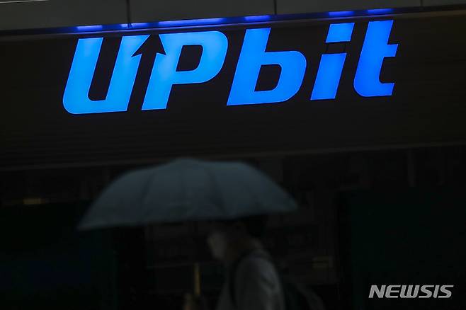[서울=뉴시스] 정병혁 기자 = 국내 암호화폐 거래소 '업비트'가 금융위원회 산하 금융정보분석원(FIU)로부터 가상자산(암호화폐) 사업자 신고수리증을 수령했다고 밝혔다. 업비트는 국내 첫 가상자산 사업자로 등록했다. 업비트는 국내 1호 가상자산 사업자로서 특금법 및 관련 법령에서 정한 의무를 이행하고, 자금세탁방지(AML) 및 고객 확인제도를 강화한다는 계획을 밝혔다. 사진은 6일 오전 서울 강남구 업비트 본사 앞의 모습. 2021.10.06. jhope@newsis.com