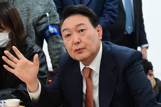 윤석열 대통령 당선인이 24일 오전 서울 종로구 통의동 인수위 천막 기자실 ‘프레스다방’을 방문해 기자들의 질문에 답하고 있다. 국회사진기자단