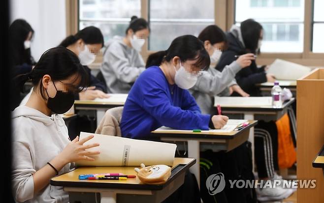 오늘은 '올해 첫 전국연합학력평가' (서울=연합뉴스) 3월 전국연합학력평가가 전국적으로 실시된 24일 서울 여의도여고 3학년 학생들이 시험을 보고 있다. 2022.3.24 [사진공동취재단] photo@yna.co.kr