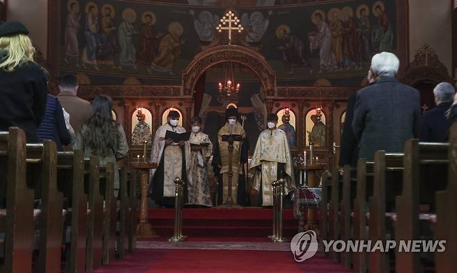 평화기원 예배하는 재한 우크라이나인들 (서울=연합뉴스) 류효림 기자 = 재한 우크라이나인들이 24일 오후 서울 마포구 아현동 한국 정교회 성 니콜라스 대성당에서 열린 우크라이나 평화 기원 기도회에 참석해 기도하고 있다. 2022.3.24 ryousanta@yna.co.kr