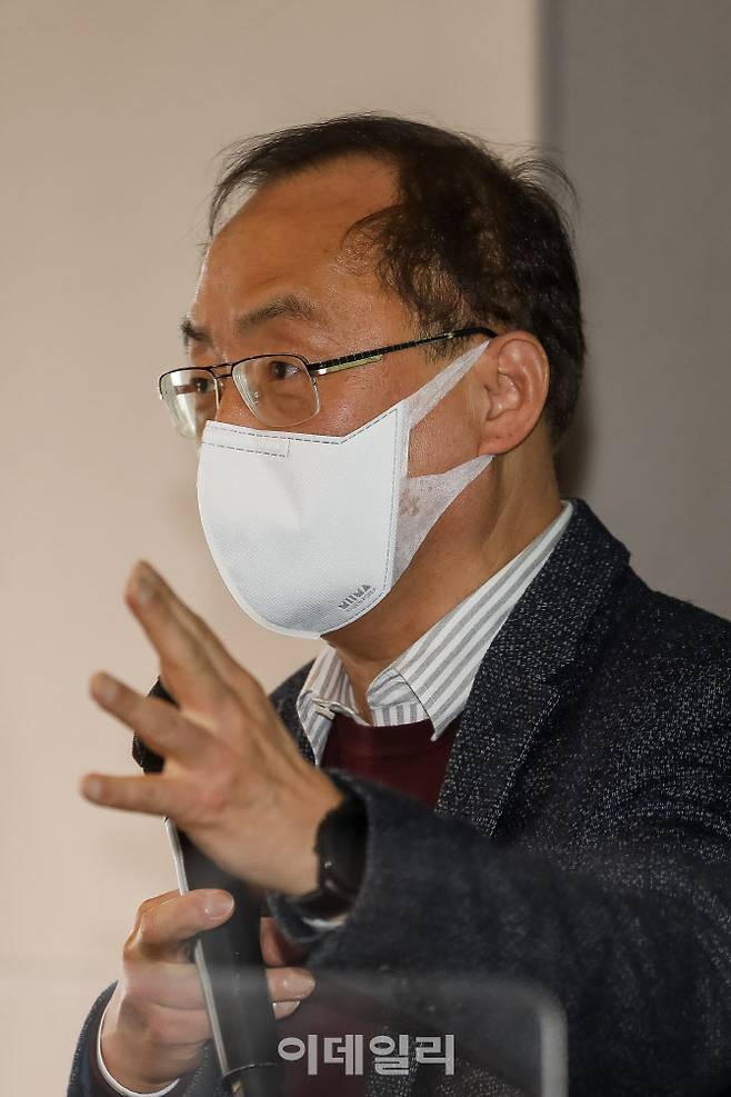 장영근 한국항공대 교수가 25일 서울 플라자호텔에서 열린 ‘국제정세변동과 항공우주산업의 미래’에서 민간 우주산업의 중요성에 대해 강조하고 있다.(사진=KAI)