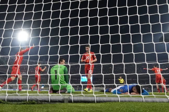 이탈리아 선수가 24일(현지시간) 북마케도니아와의 2022 카타르월드컵 유럽예선 플레이오프 4강전에서 후반 추가시간 2분 통한의 결승골을 허용한 뒤 그라운드에 엎드려 괴로워하고 있다. 팔레르모|AP 연합뉴스