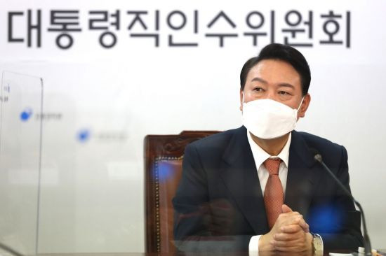 윤석열 대통령 당선인이 지난 24일 서울 종로 통의동 인수위에서 열린 지역균형발전특별위원회 임명장 수여식을 마친 뒤 인사말을 하고 있다. ＜사진=국회사진기자단＞