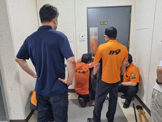 총책 최씨가 운영한 미등록 대부업체 사무실에 소방의 협조를 받아 진입중인 경찰. [부산경찰청 제공]