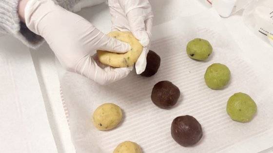 냉장 휴지한 쿠키 반죽을 둥글넓적하게 성형하는 모습. 사진 박선영