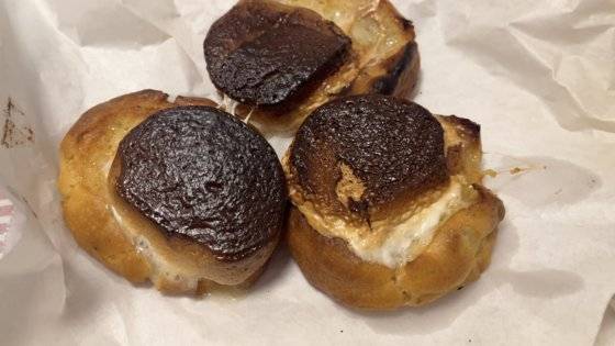 크게 부풀어 오른 마시멜로가 까맣게 탄 모습. 사진 박선영