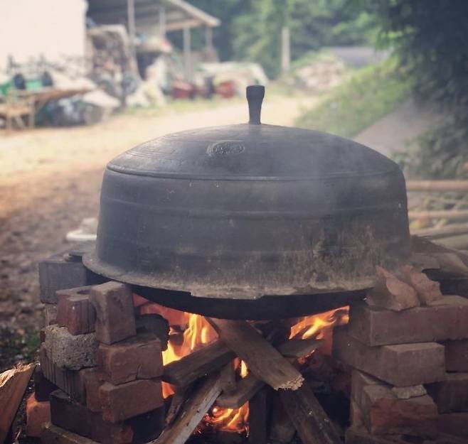 모내기가 끝나면, 대형 가마솥에 토종 쌀로 밥을 지어 함께한 사람들과 식사를 같이하는 것으로 마무리한다. 사진=큔인스타그램