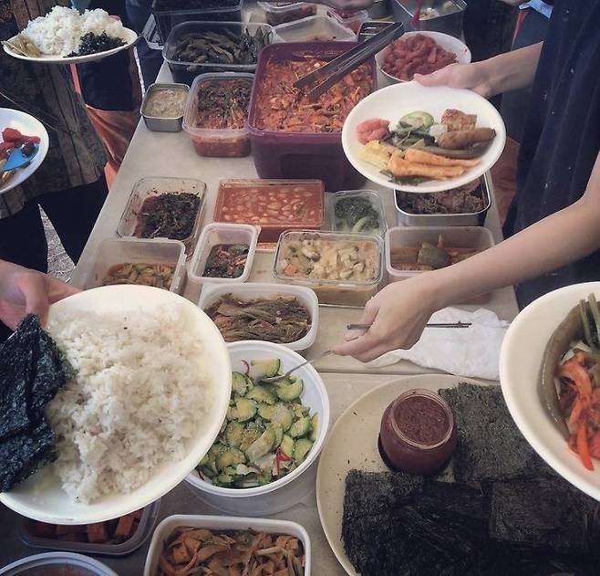 노동 끝에 다함께 먹는 새참은 꿀맛이다. 사진=큔인스타그램