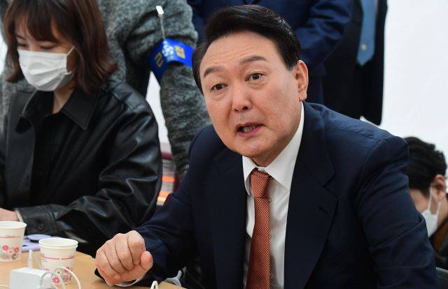 윤석열 대통령 당선인이 24일 오전 서울 종로구 통의동 인수위 앞 천막 기자실을 방문해 취재진의 질문에 답하고 있다. 국회사진기자단